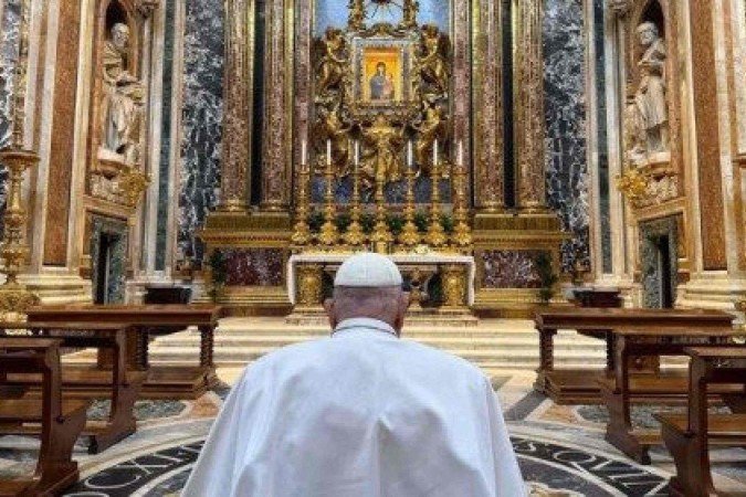 Papa Francisco presta homenagem à imagem da Virgem Maria Salus Populi Romani na véspera do Domingo de Ramos - (crédito: Vatican News) Papa Francisco presta homenagem à imagem da Virgem Maria Salus Populi Romani na véspera do Domingo de Ramos - (crédito: Vatican News)