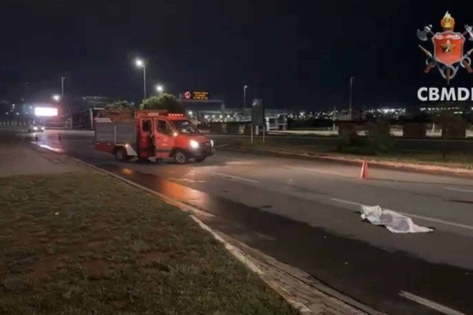 Um homem morreu após ser atropelado por um motorista em frente a Estação Estrada Parque, em Águas Claras - (crédito: Divulgação/CBMDF) Um homem morreu após ser atropelado por um motorista em frente a Estação Estrada Parque, em Águas Claras - (crédito: Divulgação/CBMDF)