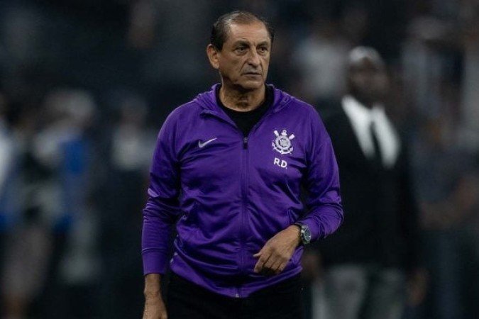 TÉCNICO: RAMÓN DÍAZ - Emiliano Díaz, filho do técnico Ramón Díaz, comandou a equipe com desfalques. Dominada principalmente no primeiro tempo, o Timão ficou perdido em campo. Na volta do intervalo, tentou ajustar a equipe com alterações. Apesar de não tomar mais gols, seguiu sofrendo com o ataque do Palmeiras. NOTA: 5,0. Foto: Rodrigo Coca/Agência Corinthians