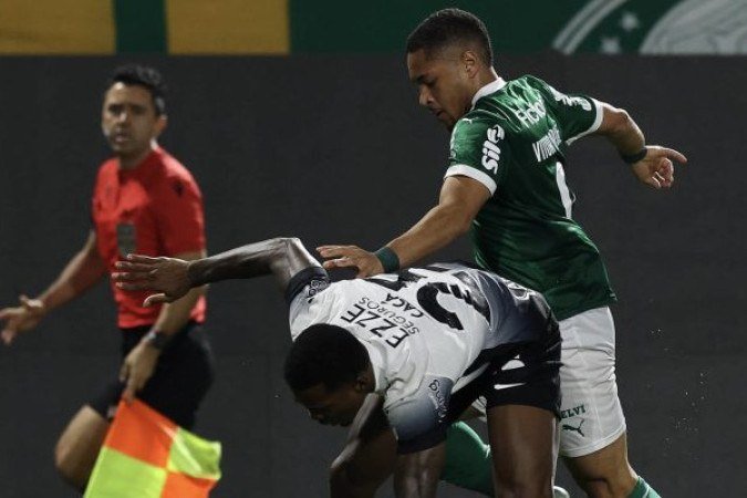 VITOR ROQUE - Participou bem do jogo. Teve uma boa chance no primeiro tempo apÃ³s passe de Felipe Anderson, mas bateu por cima. Na etapa final, enfim, marcou... Mas o gol foi anulado. Depois, ainda criou mais uma chance antes de ser substituÃ­do. NOTA: 6,5 - Foto: Cesar Greco/Palmeiras