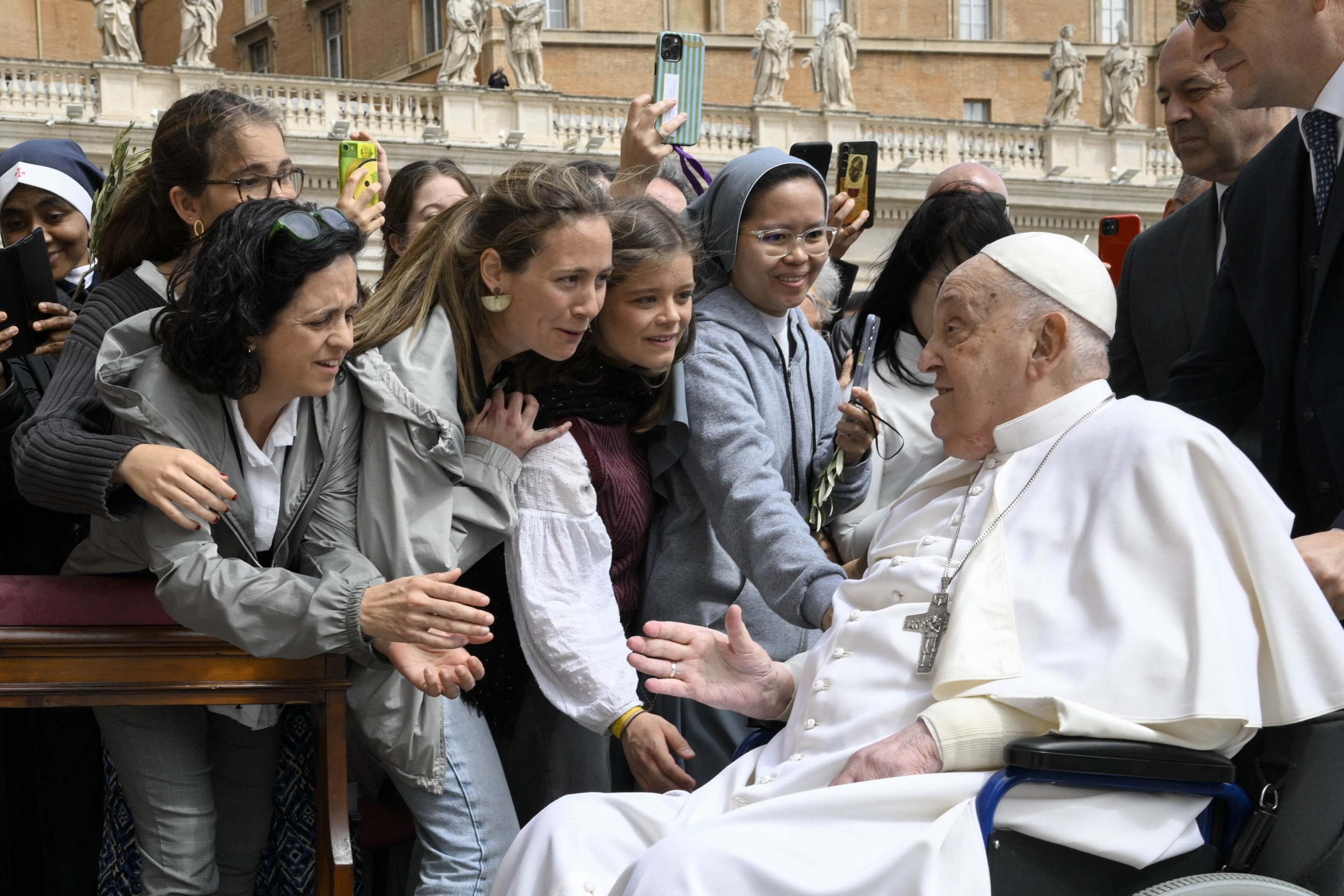 Papa Francisco, de 88 anos, apareceu sentado em sua cadeira de rodas, com um aspecto bastante saudável, sem cânulas nasais para oxigênio      