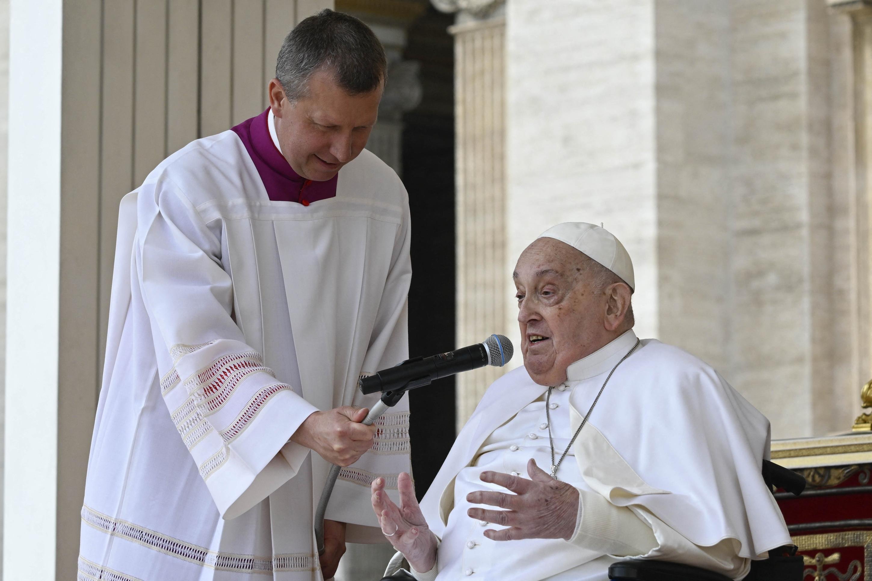  Em sua oração do Angelus dominical, transmitida neste domingo pelo Vaticano, o papa agradeceu aos fiéis pelas orações e pediu a paz mundial    