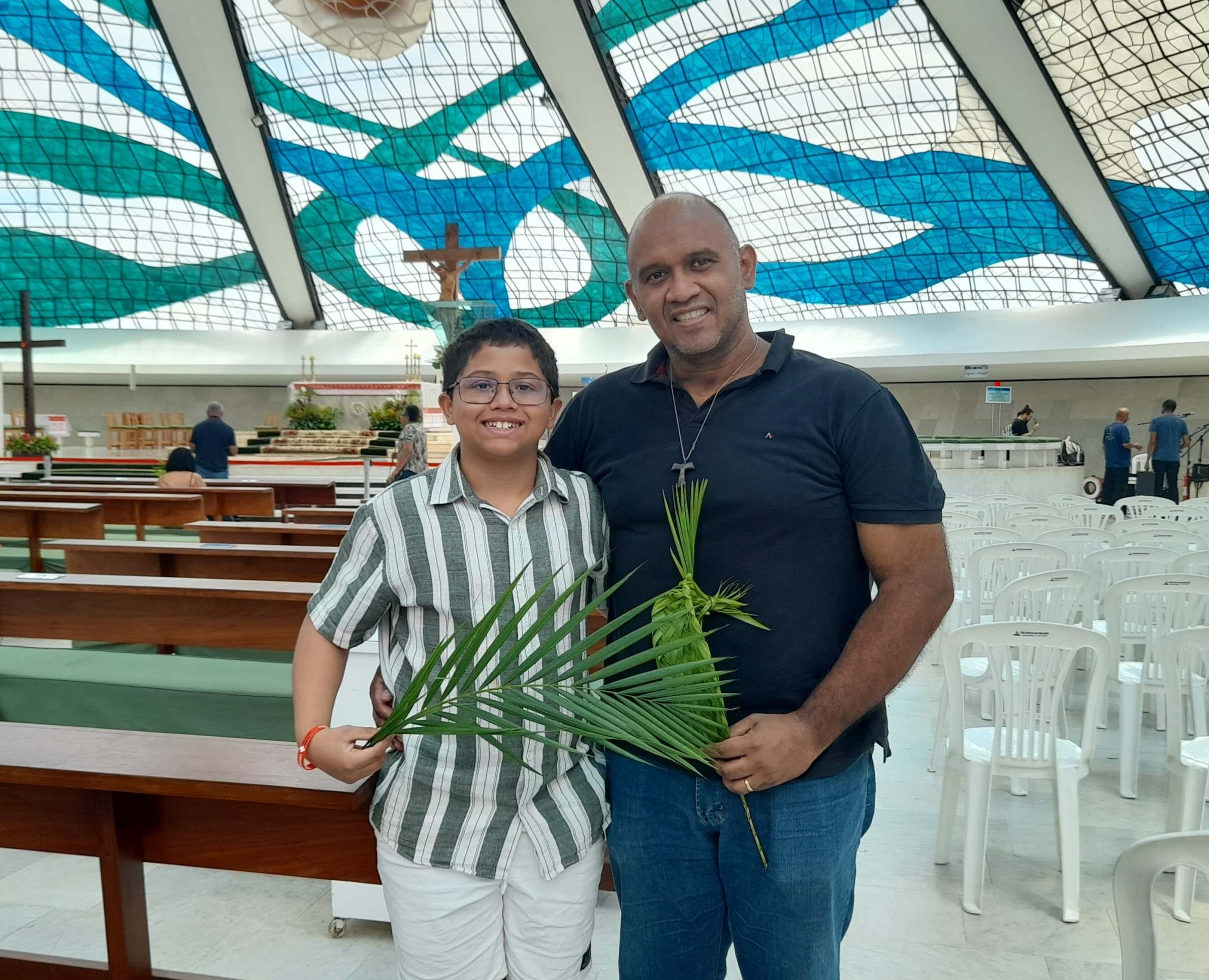 Para Carlos Augusto e o filho Arthur, comemorar o Domingo de Ramos é uma tradição