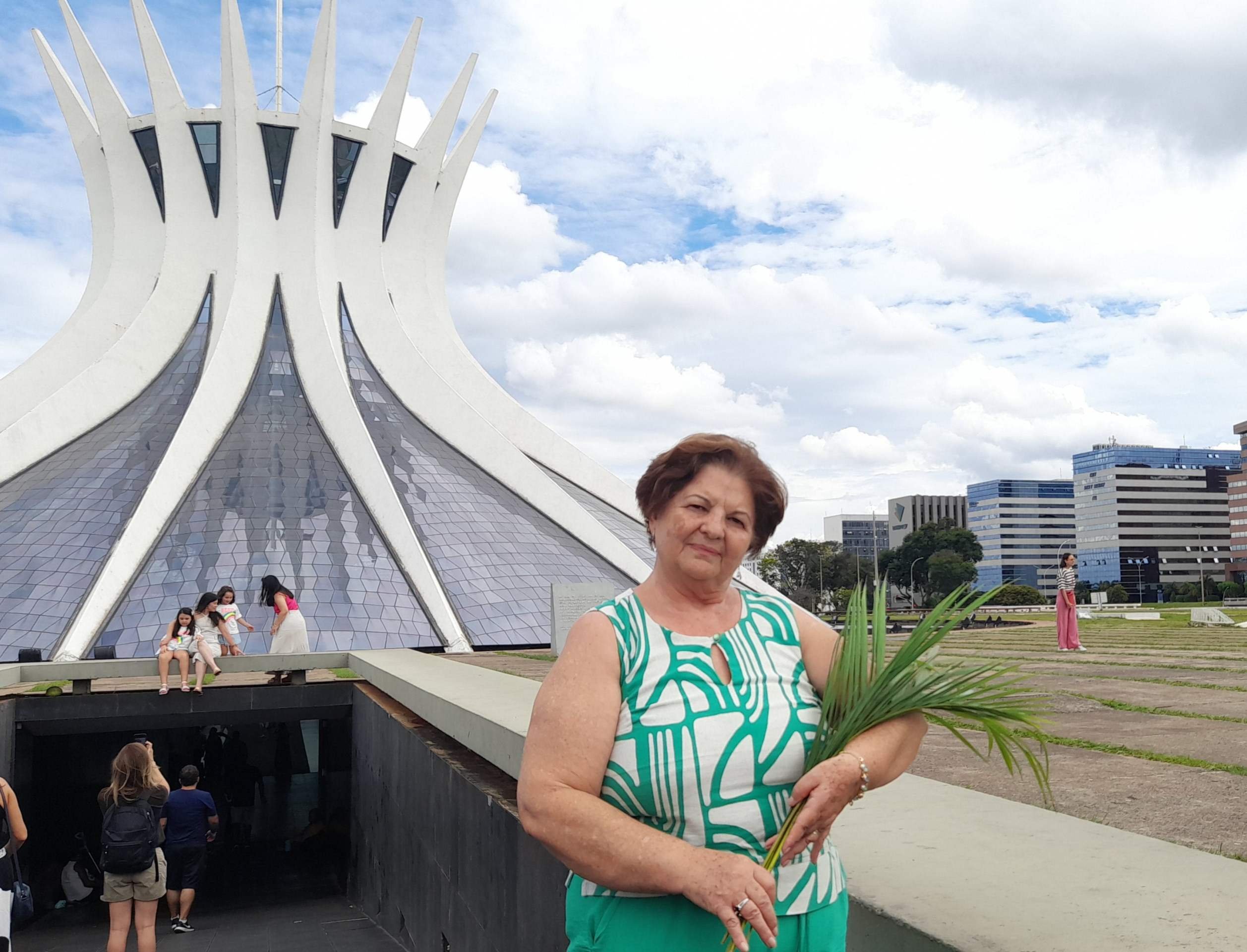 Florinda Zanete vai levar os ramos de palmeira para sua cidade, Santa Bárbara do Oeste, em São Paulo