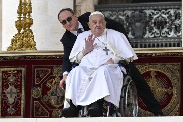 Em sua oração do Angelus dominical, transmitida neste domingo pelo Vaticano, o papa agradeceu aos fiéis pelas orações e pediu a paz mundial -  (crédito: Handout / VATICAN MEDIA / AFP)