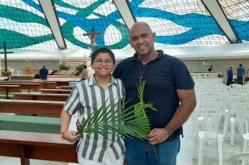 Para Carlos Augusto e o filho Arthur, comemorar o Domingo de Ramos é uma tradição que passa entre gerações