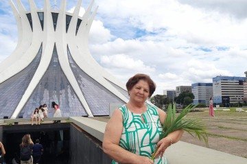 Florinda Zanete vai levar os ramos de palmeira para sua cidade, Santa Bárbara do Oeste, em São Paulo