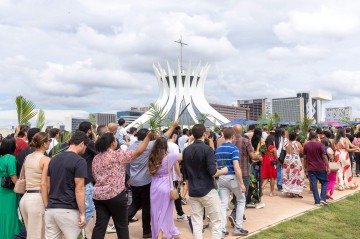 Procissão começou às 10h e partiu em direção à Catedral de Brasília
- (crédito: Mariana Campos/CB/D.A Press) Procissão começou às 10h e partiu em direção à Catedral de Brasília
- (crédito: Mariana Campos/CB/D.A Press)
