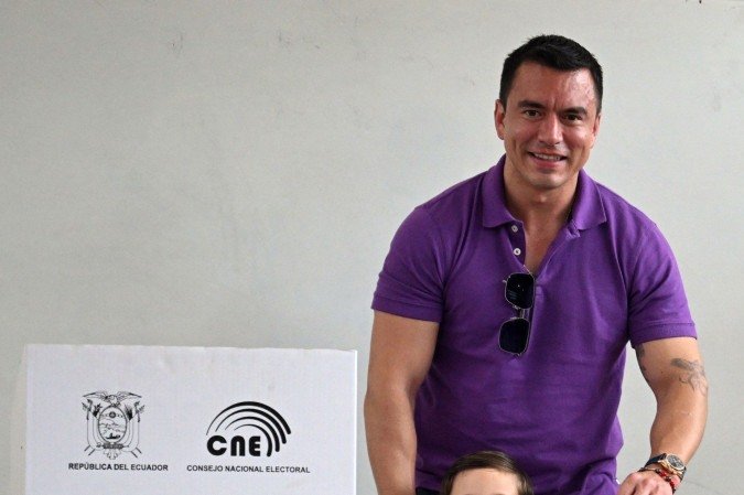 O presidente do Equador e candidato presidencial do partido Ação Democrática Nacional, Daniel Noboa, vota em uma seção eleitoral em Olon, província de Santa Elena, Equador, em 13 de abril de 2025 - (crédito: AFP) O presidente do Equador e candidato presidencial do partido Ação Democrática Nacional, Daniel Noboa, vota em uma seção eleitoral em Olon, província de Santa Elena, Equador, em 13 de abril de 2025 - (crédito: AFP)