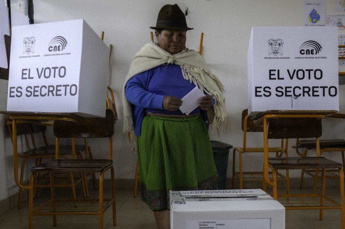  An Ecuadorean Kichwa Kayambi Indigenous woman votes during the presidential runoff election in Cangahua, Pichincha province, Ecuador, on April 13, 2025. Right-wing incumbent President Daniel Noboa faces a tough runoff against charismatic leftist rival Luisa Gonzalez, who is vying to become the country's first woman president. (Photo by Luis ACOSTA / AFP)
      
