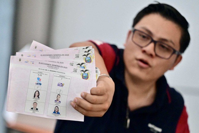 Oficial eleitoral conta os votos após o fechamento de uma seção eleitoral durante o segundo turno da eleição presidencial em Guayaquil, Equador, em 13 de abril de 2025 - (crédito: MARCOS PIN/AFP) Oficial eleitoral conta os votos após o fechamento de uma seção eleitoral durante o segundo turno da eleição presidencial em Guayaquil, Equador, em 13 de abril de 2025 - (crédito: MARCOS PIN/AFP)