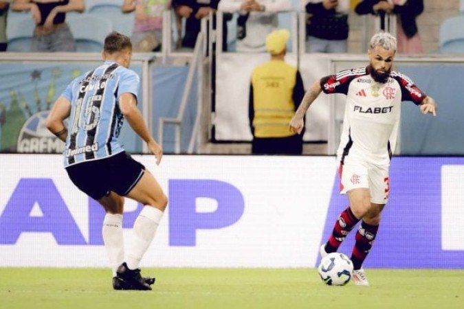 MICHAEL - Participou do primeiro gol, ainda que tenha errado o passe, visando Bruno Henrique. Soltou uma pancada para defesa de Tiago Volpi também no primeiro tempo. NOTA 6,5. Foto: Adriano Fontes/Flamengo