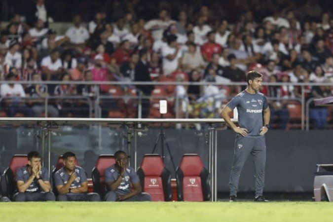 MAXI CUBERAS - Substituindo Zubeldía, o auxiliar passou pelos mesmos problemas que do treinador principal. Foi muito questionado nas substituições, com as saídas de Alisson e, mais uma vez, de Ferreira. Nota: 5,5 - Foto: Rubens Chiri/São Paulo FC