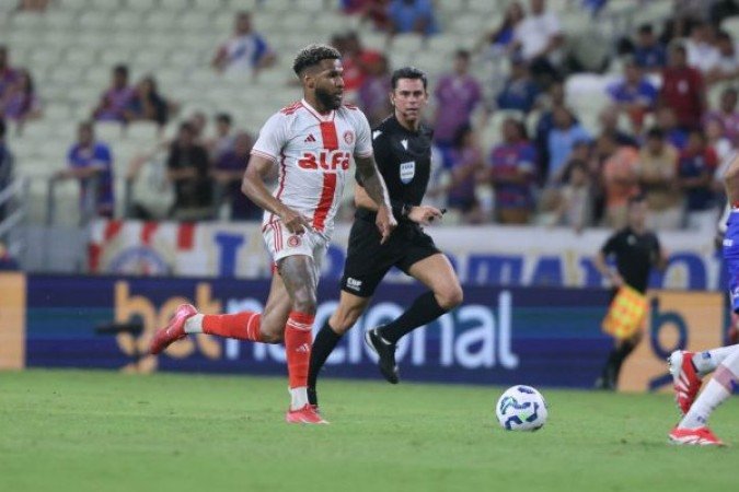 WESLEY - Forçou amarelo de David Luiz e fez boa jogada, que terminou com finalização perigosa de Borré. Discreto. NOTA 6,5. Foto: Ricardo Duarte/Internacional 