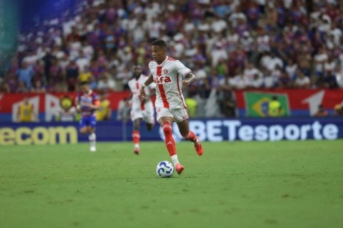 VITINHO - Entrou no lugar do lesionado Carbonero. Tentando ajudar na zaga, cometeu falta tola em Marinho na meia-lua, levando amarelo. NOTA 5,5. Foto: Ricardo Duarte/Internacional 