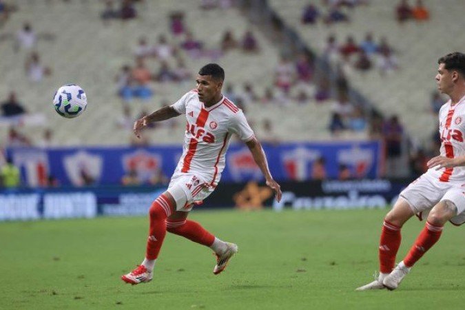 AGUIRRE - Assumiu posições no centro do campo, tentando gerar linhas de passes para os companheiros. Foi forte no embate. NOTA 6,5. Foto: Ricardo Duarte/Internacional 