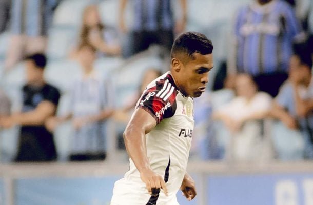 ALEX SANDRO - Cobertura muito boa pelo lado esquerdo de defesa do Fla. Fez cortes importantes e jogou feio quando necessário, tirando o perigo para longe. NOTA 7,5. Foto: Adriano Fontes/Flamengo