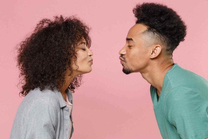 Muito além de um gesto de carinho e afeto, o beijo carrega consigo uma série de implicações para a saúde bucal e geral (Imagem: ViDI Studio | Shutterstock) - (crédito: EdiCase) Muito além de um gesto de carinho e afeto, o beijo carrega consigo uma série de implicações para a saúde bucal e geral (Imagem: ViDI Studio | Shutterstock) - (crédito: EdiCase)