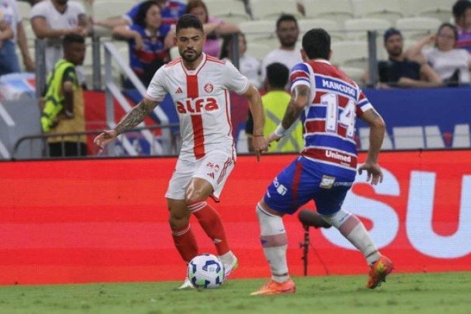 BRUNO TABATA - Cobrou falta perigosa para boa defesa de João Ricardo. Ficou solitário pelo lado direito. NOTA 6,5. Foto: Ricardo Duarte/Internacional