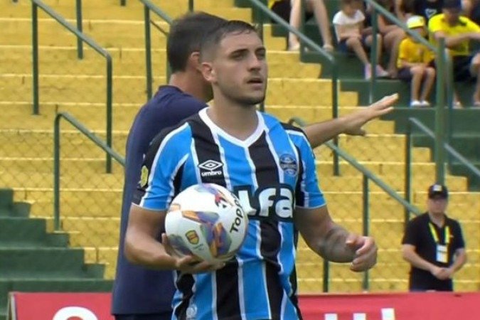 CAMILO - Forçou alguns passes no meio-campo. Não conseguiu contribuir na saída de bola, muito pressionado pelos jogadores rivais. NOTA 5,5. Foto: Reprodução