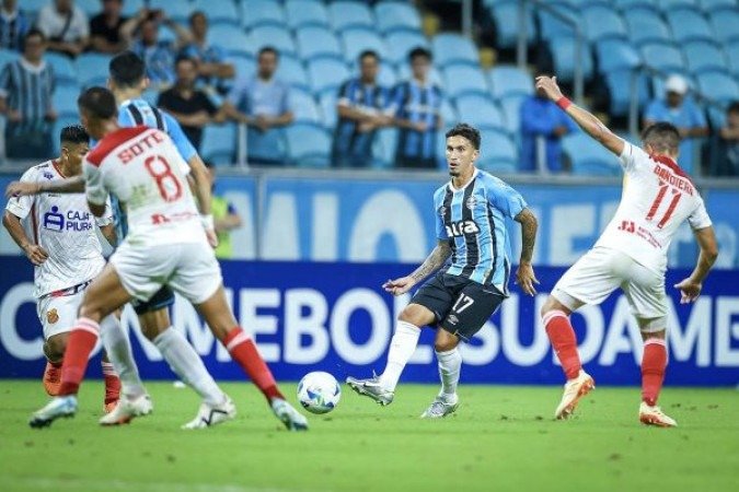 DODI - Entrou com o placar atrás em 2 a 0. Por isso, praticamente não teve lances no jogo. Numa das poucas bolas, perdeu a posse para Plata, cedendo contra-ataque. NOTA 5,5. Foto: Lucas Uebel / Gremio