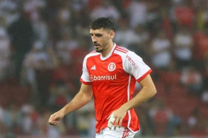 ROGEL - Se impôs no jogo aéreo. Sofreu um pênalti de David Luiz não marcado pela arbitragem. NOTA 7,0. Foto: Ricardo Duarte/Internacional