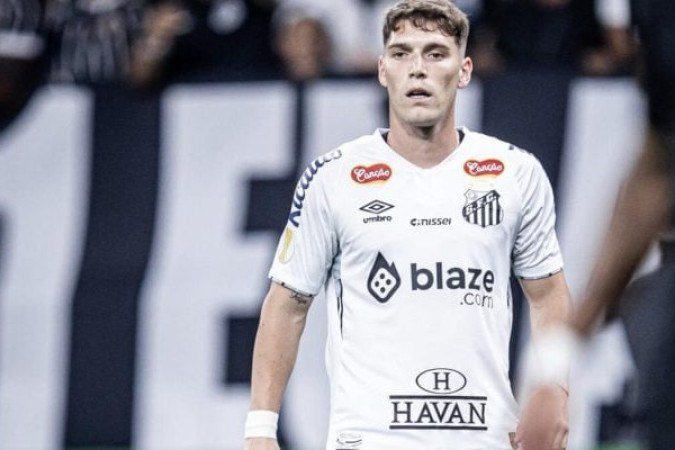 ROLLHEISER - O argentino jogou mais fixo no meio e pouco conseguiu produzir enquanto esteve em campo, fazendo uma partida mais abaixo. Nota: 6 - Foto: Raul Baretta/Santos FC