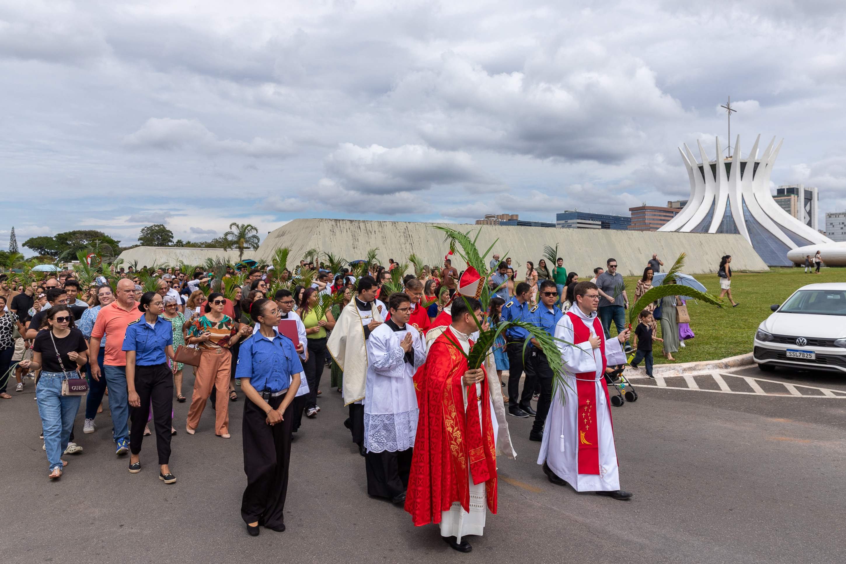 Procissão começou às 10h e partiu em direção à Catedral de Brasília     