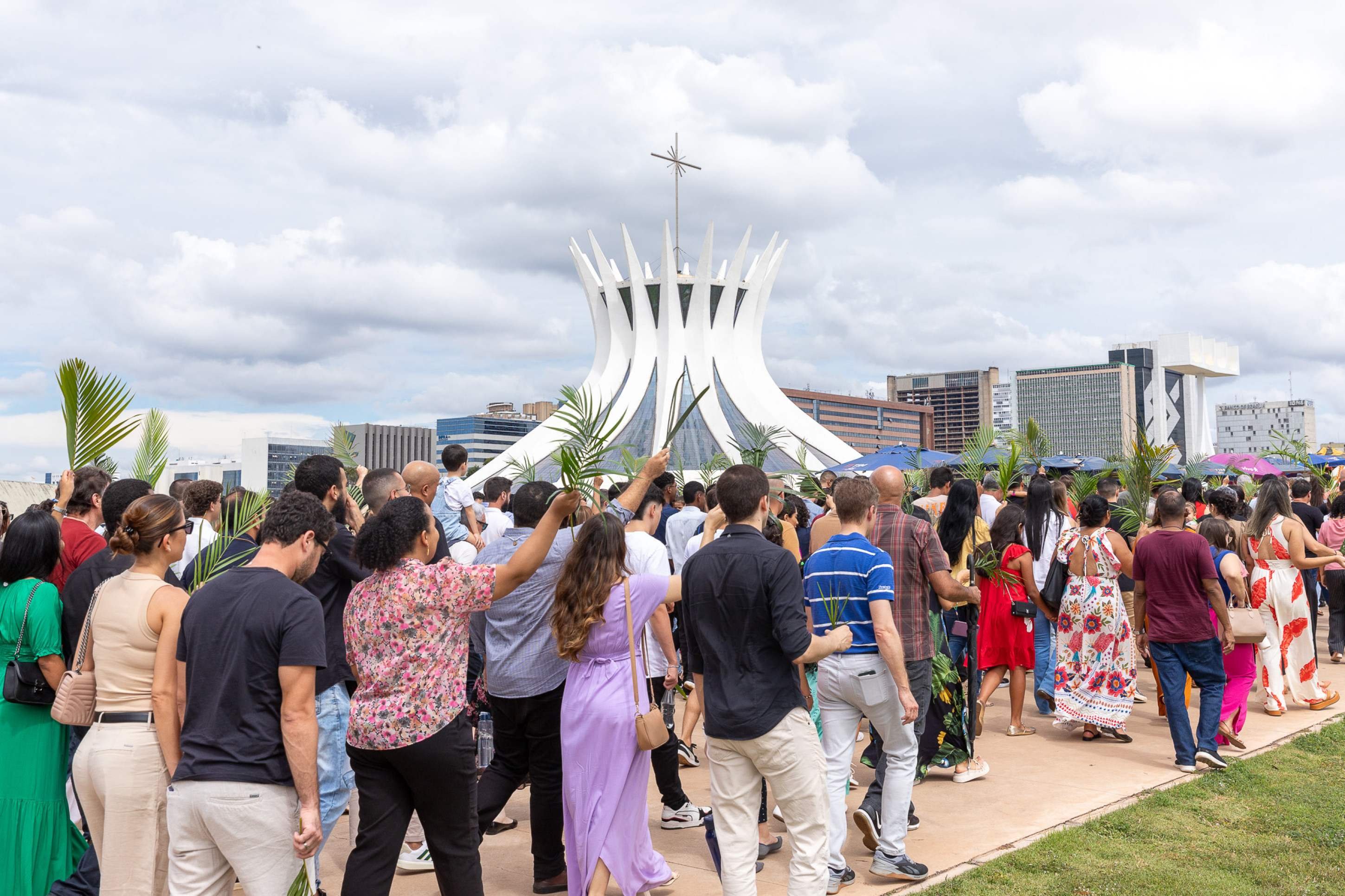 Centenas de fiéis celebram Domingo de Ramos na Catedral de Brasília