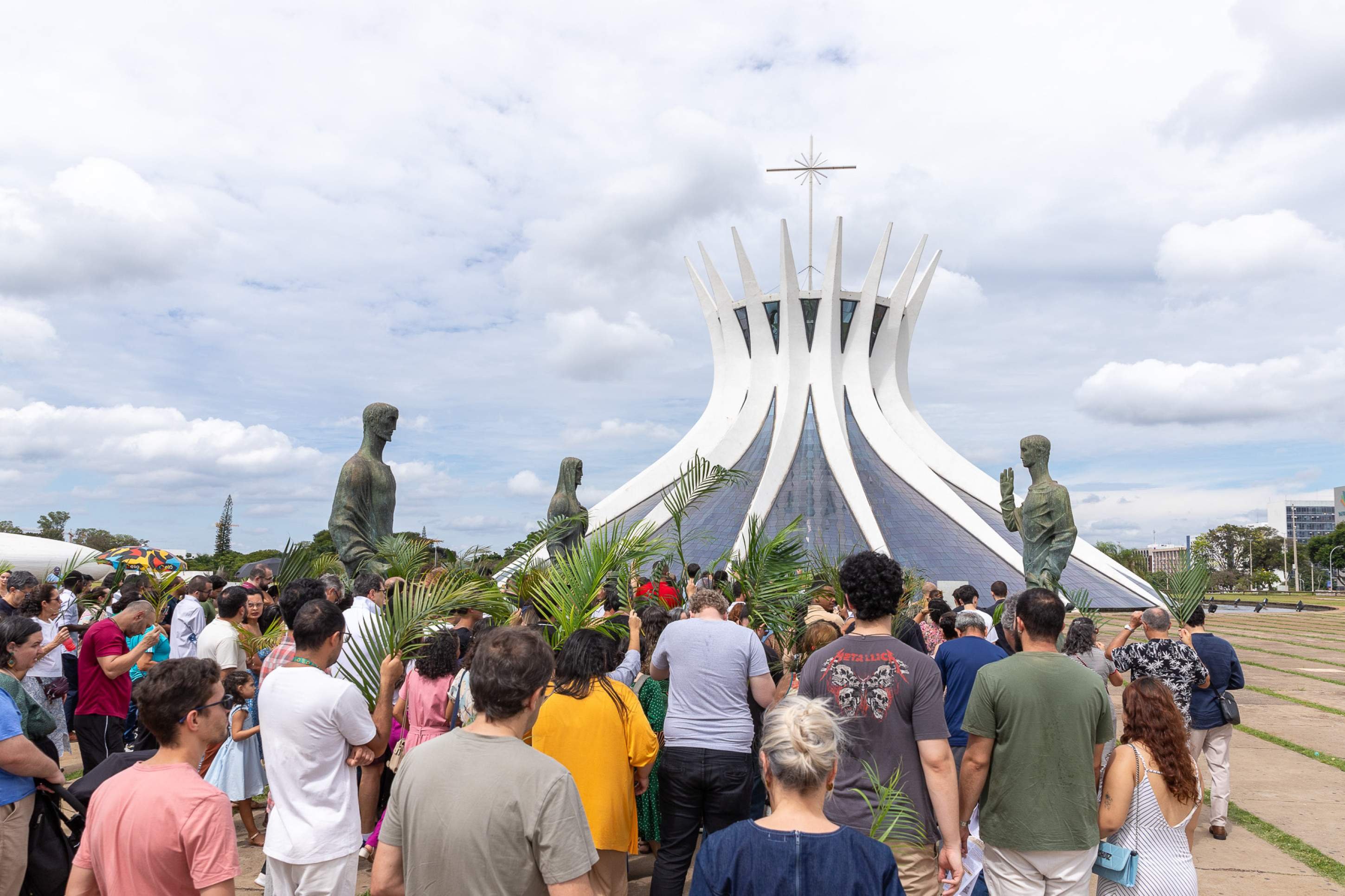 Procissão começou às 10h e partiu em direção à Catedral de Brasília     