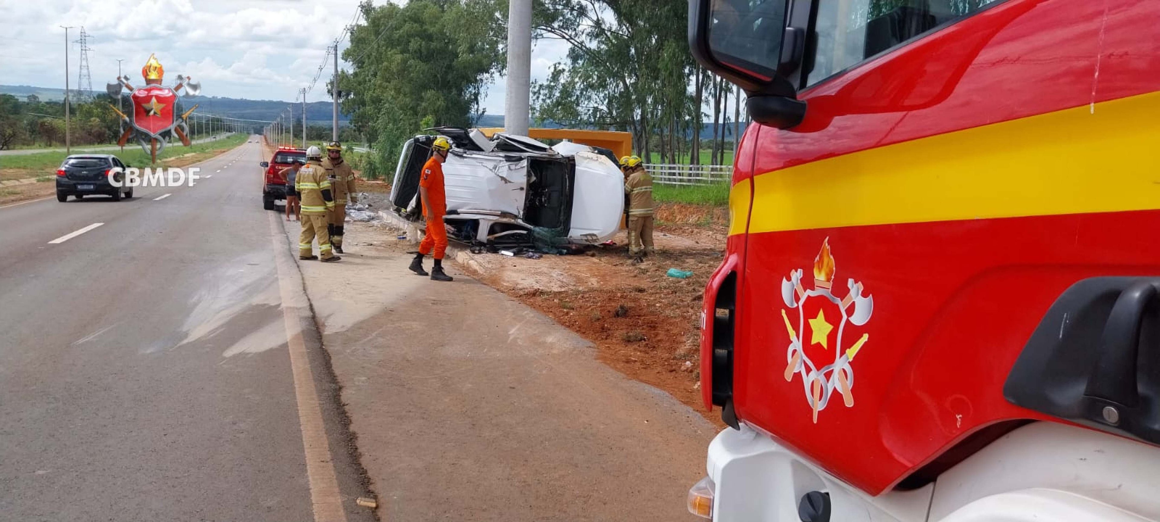 Acidente na DF-140: homem fica preso em caminhonete após perder o controle 