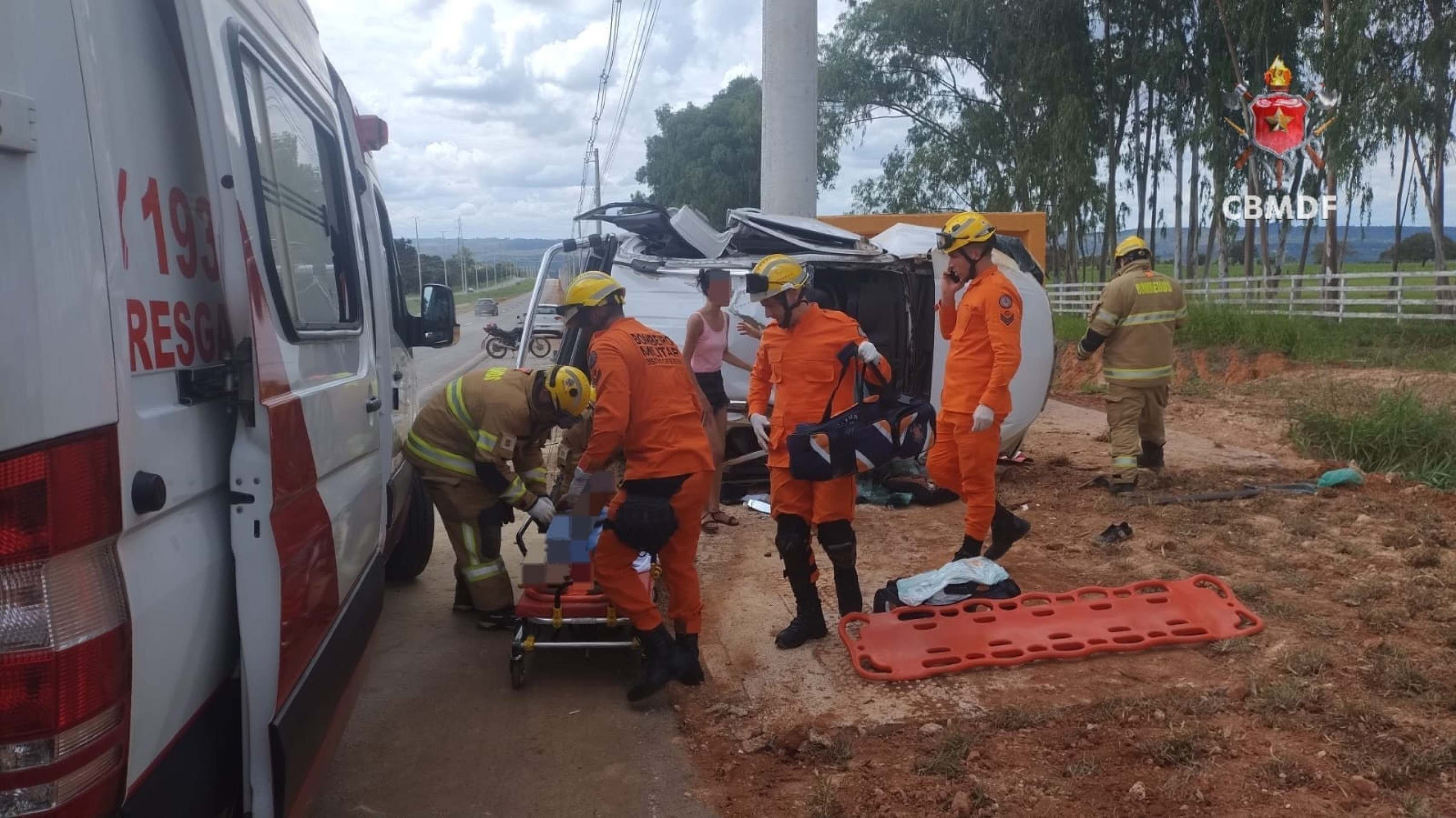 Acidente na DF-140: homem fica preso em caminhonete após perder o controle 