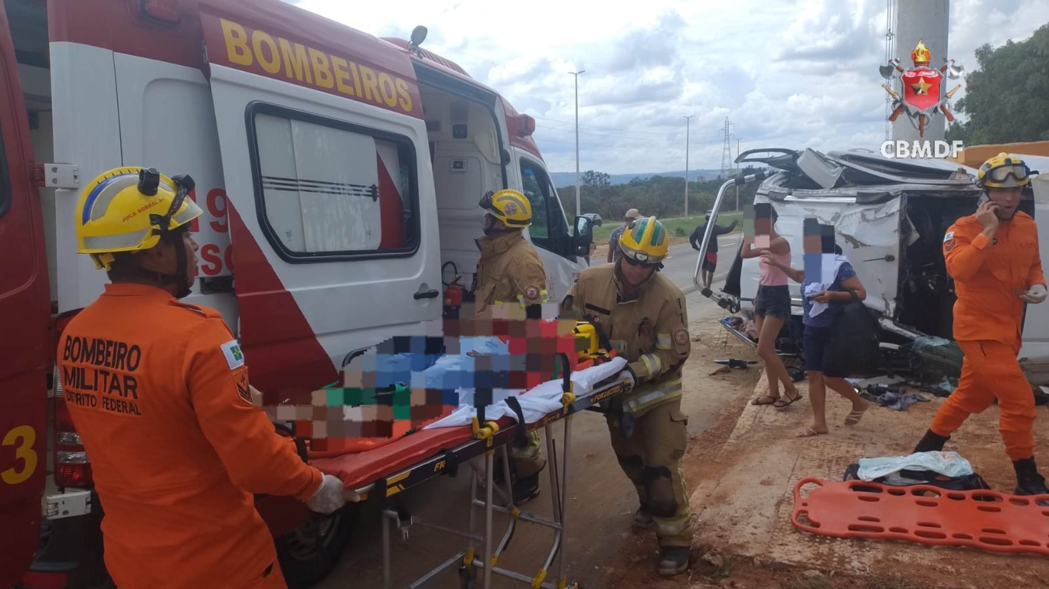 Acidente na DF-140: homem fica preso em caminhonete após perder o controle 