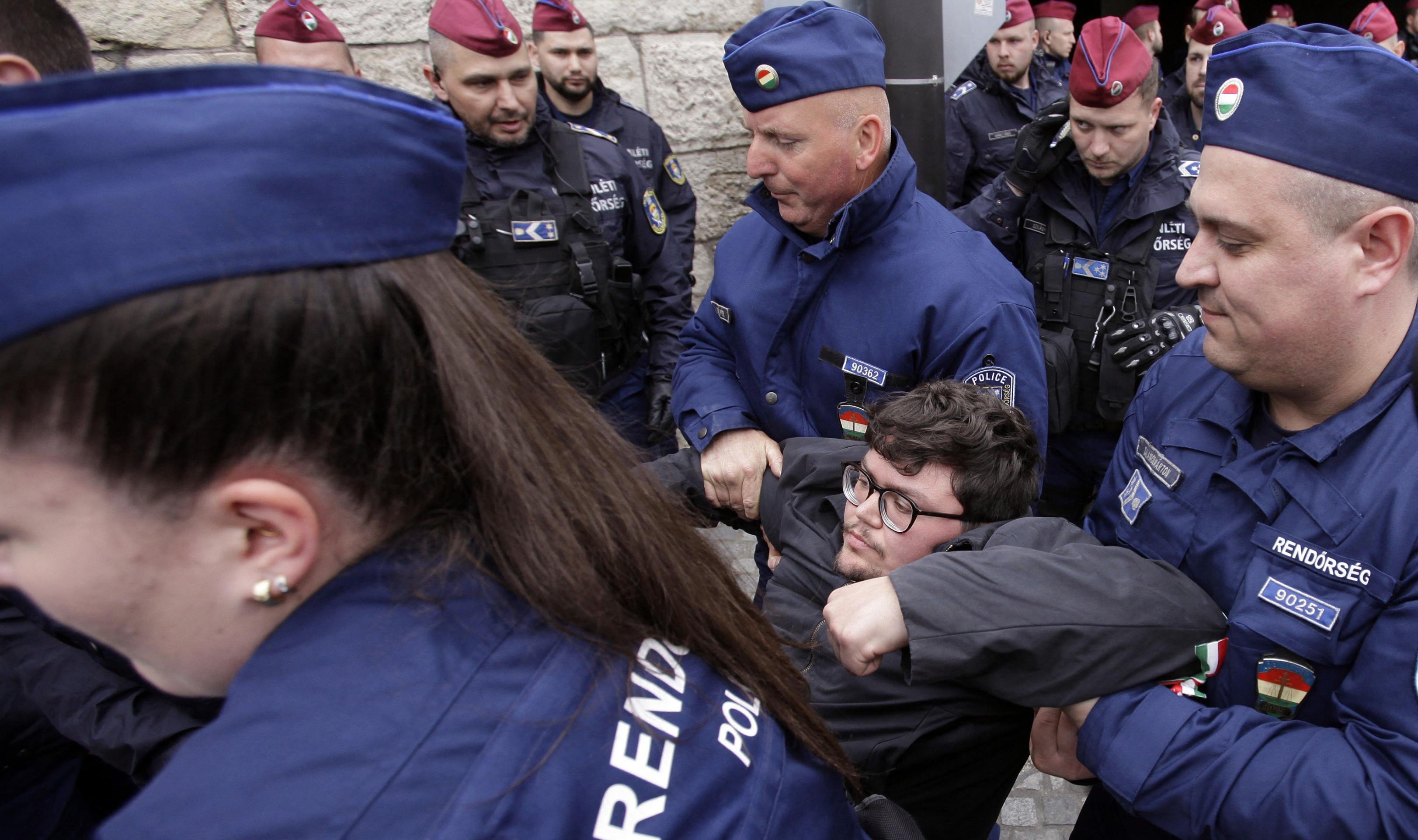 Policiais removem manifestante durante protesto que bloqueou a entrada do prédio do Parlamento Policiais removem manifestante durante protesto que bloqueou a entrada do prédio do Parlamento