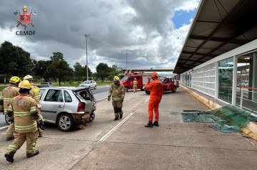 Acidente na plataforma do BRT; Motorista foi levada ao Instituto Hospital de Base do DF (IHBB),se queixando de dores na cercival. - (crédito: Divulgação CBMDF ) Acidente na plataforma do BRT; Motorista foi levada ao Instituto Hospital de Base do DF (IHBB),se queixando de dores na cercival. - (crédito: Divulgação CBMDF )