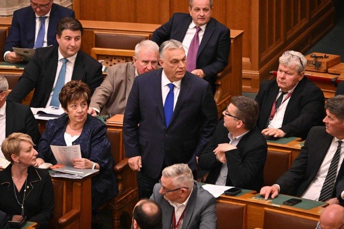Viktor Orbán chega ao Parlamento, em Budapeste, para a sessão de votação da emenda: Viktor Orbán chega ao Parlamento, em Budapeste, para a sessão de votação da emenda: