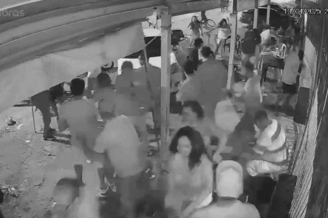 Imagens mostram momento em que autor chega e atira contra multidão - (crédito: Material cedido ao Correio) Imagens mostram momento em que autor chega e atira contra multidão - (crédito: Material cedido ao Correio)