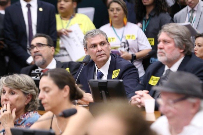 Lindbergh argumenta que a aprovação da anistia é uma interferência do Legislativo no Judiciário; na foto, o parlamentar em sessão da Comissão de Ética da Câmara - (crédito: Kayo Magalhaes/Câmara) Lindbergh argumenta que a aprovação da anistia é uma interferência do Legislativo no Judiciário; na foto, o parlamentar em sessão da Comissão de Ética da Câmara - (crédito: Kayo Magalhaes/Câmara)