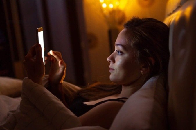 Usar o celular antes de dormir é um hábito que prejudica o descanso adequado (Imagem: goffkein.pro | Shutterstock) - (crédito: EdiCase) Usar o celular antes de dormir é um hábito que prejudica o descanso adequado (Imagem: goffkein.pro | Shutterstock) - (crédito: EdiCase)