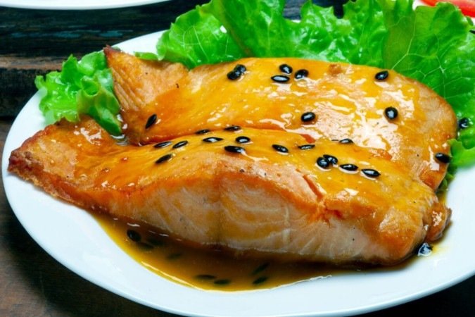 Salmão ao molho de maracujá (Imagem: rocharibeiro | Shutterstock) - (crédito: EdiCase) Salmão ao molho de maracujá (Imagem: rocharibeiro | Shutterstock) - (crédito: EdiCase)