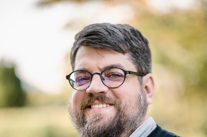 Tamás Dombos, coordenador de projetos da Sociedade Háttér, a mais antiga e maior organização LGBTQIAPN+ da Hungria