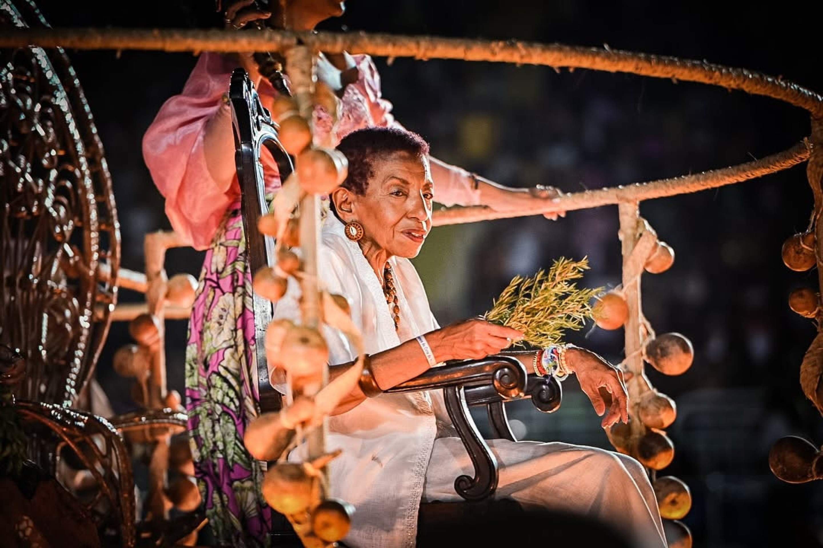 Aos 80 anos, Leci Brandão passa mal em show e é retirada do palco Aos 80 anos, Leci Brandão passa mal em show e é retirada do palco