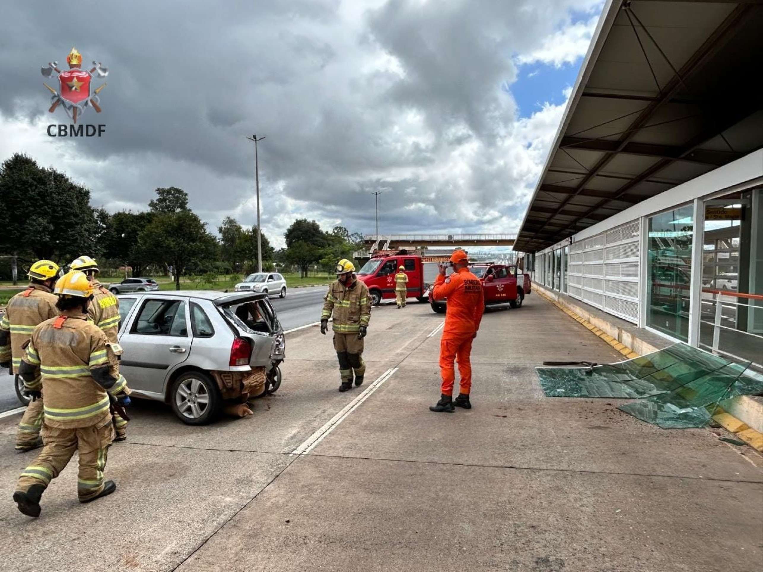 Motorista bate com o carro na plataforma da estação do BRT na EPIA