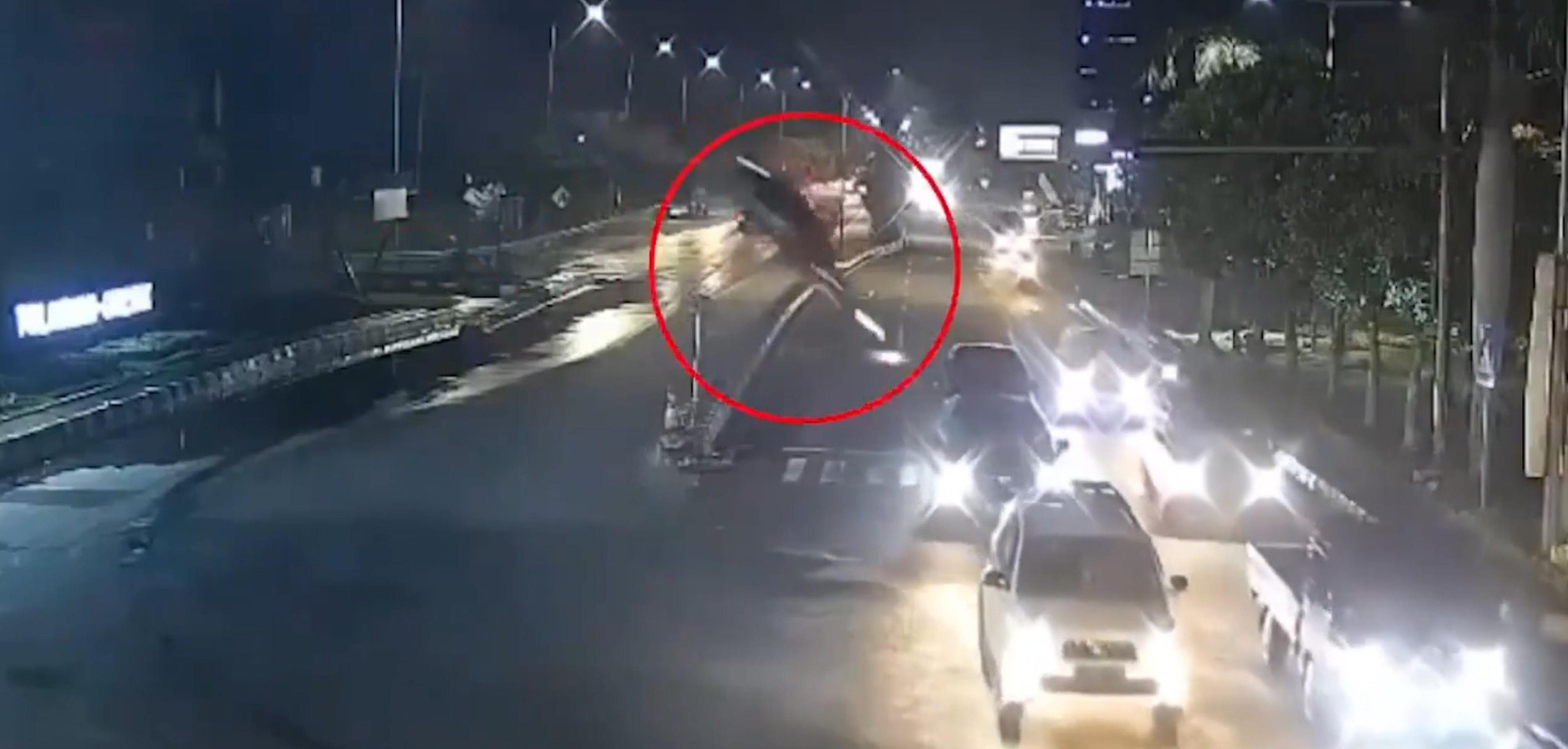 Motorista cai de ponte inacabada ao seguir instruções de GPS na Indonésia