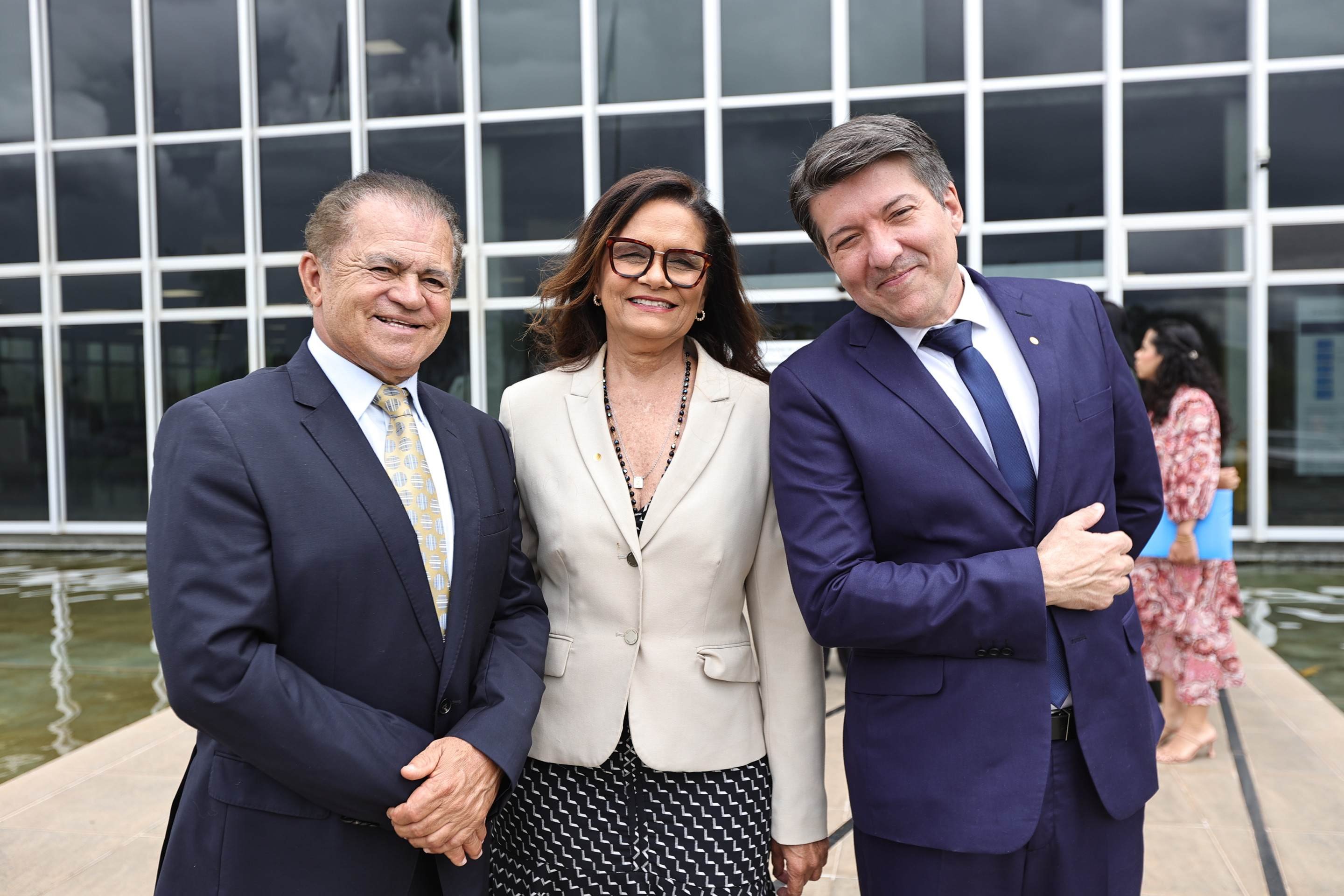 TCDF realiza homenagem ao Dia do Jornalista - Ana Dubeux, Patrício Macedo e o conselheiro Manoel de Andrade