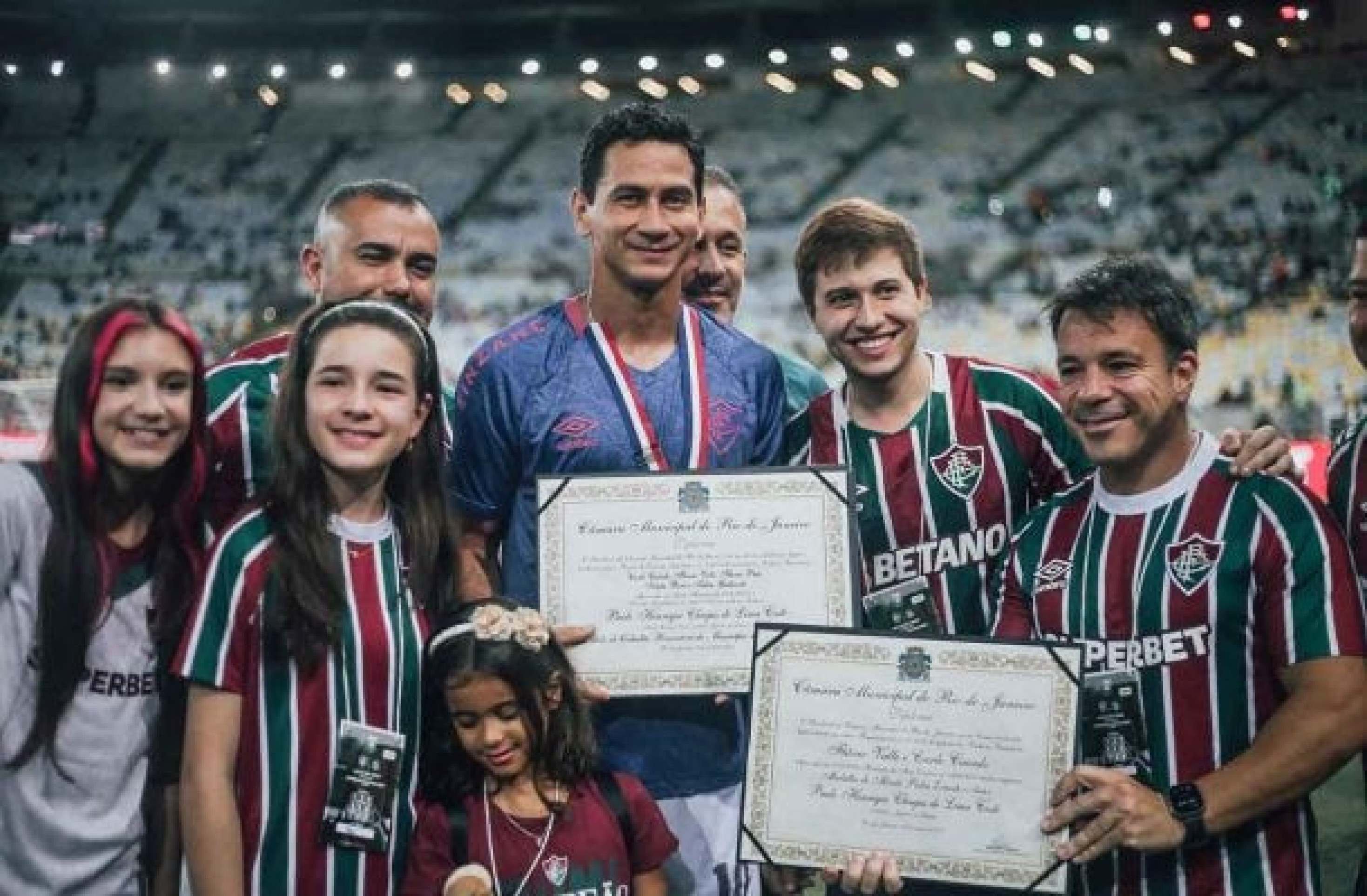 Ganso recebe Medalha Pedro Ernesto e título de cidadão honorário do Rio