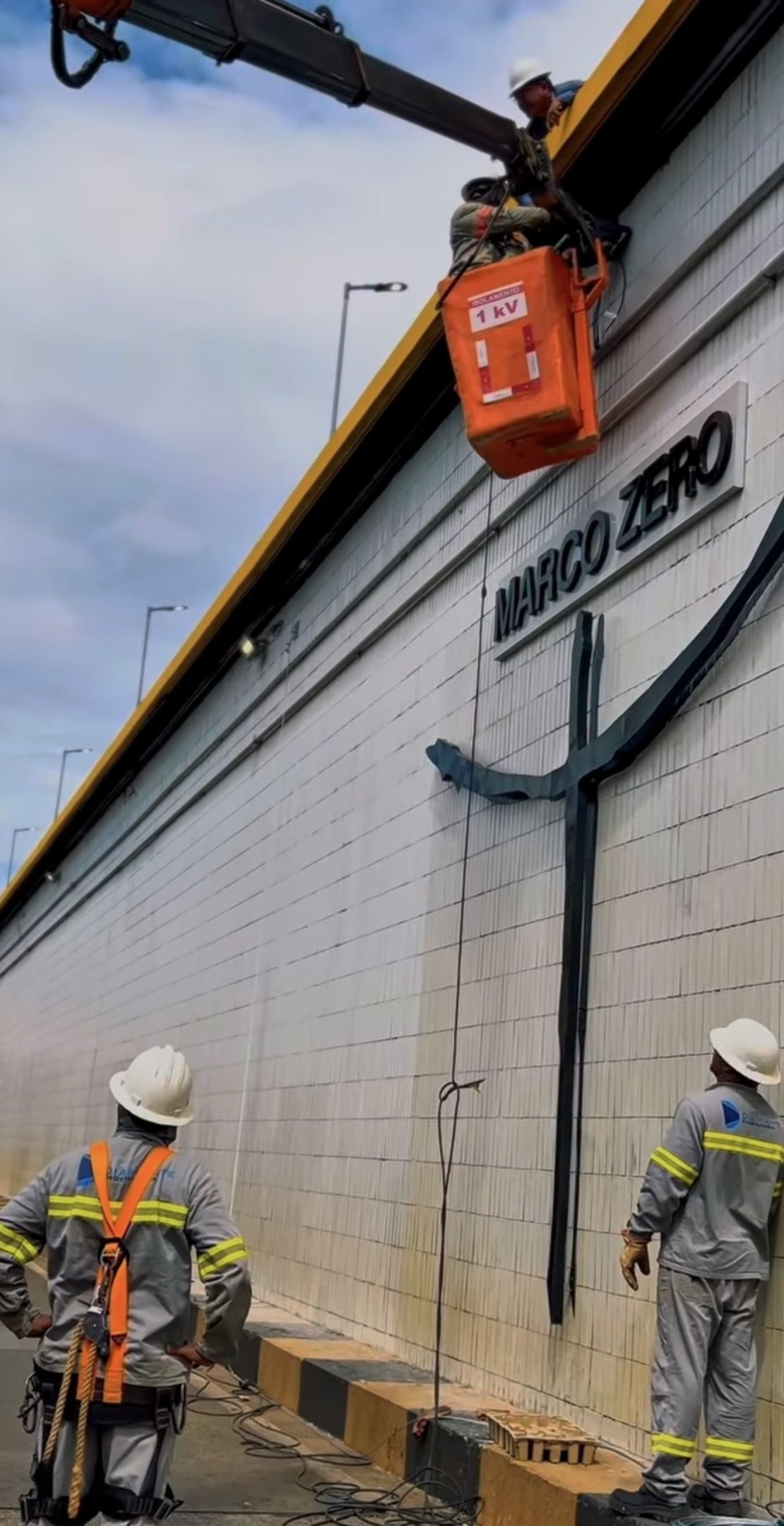 Servidores da CEB instalando iluminação cênica no Marco Zero 