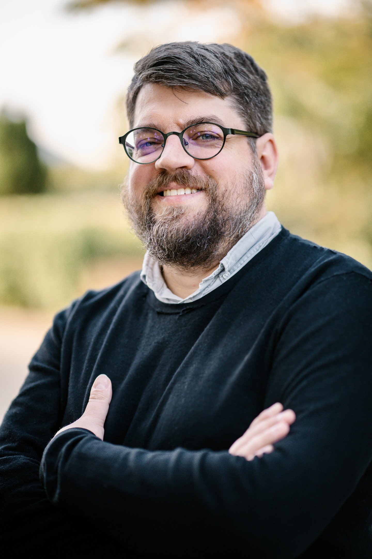 Tamás Dombos, coordenador de projetos da Sociedade Háttér, a mais antiga e maior organização LGBTQIAPN da Hungria Tamás Dombos, coordenador de projetos da Sociedade Háttér, a mais antiga e maior organização LGBTQIAPN da Hungria