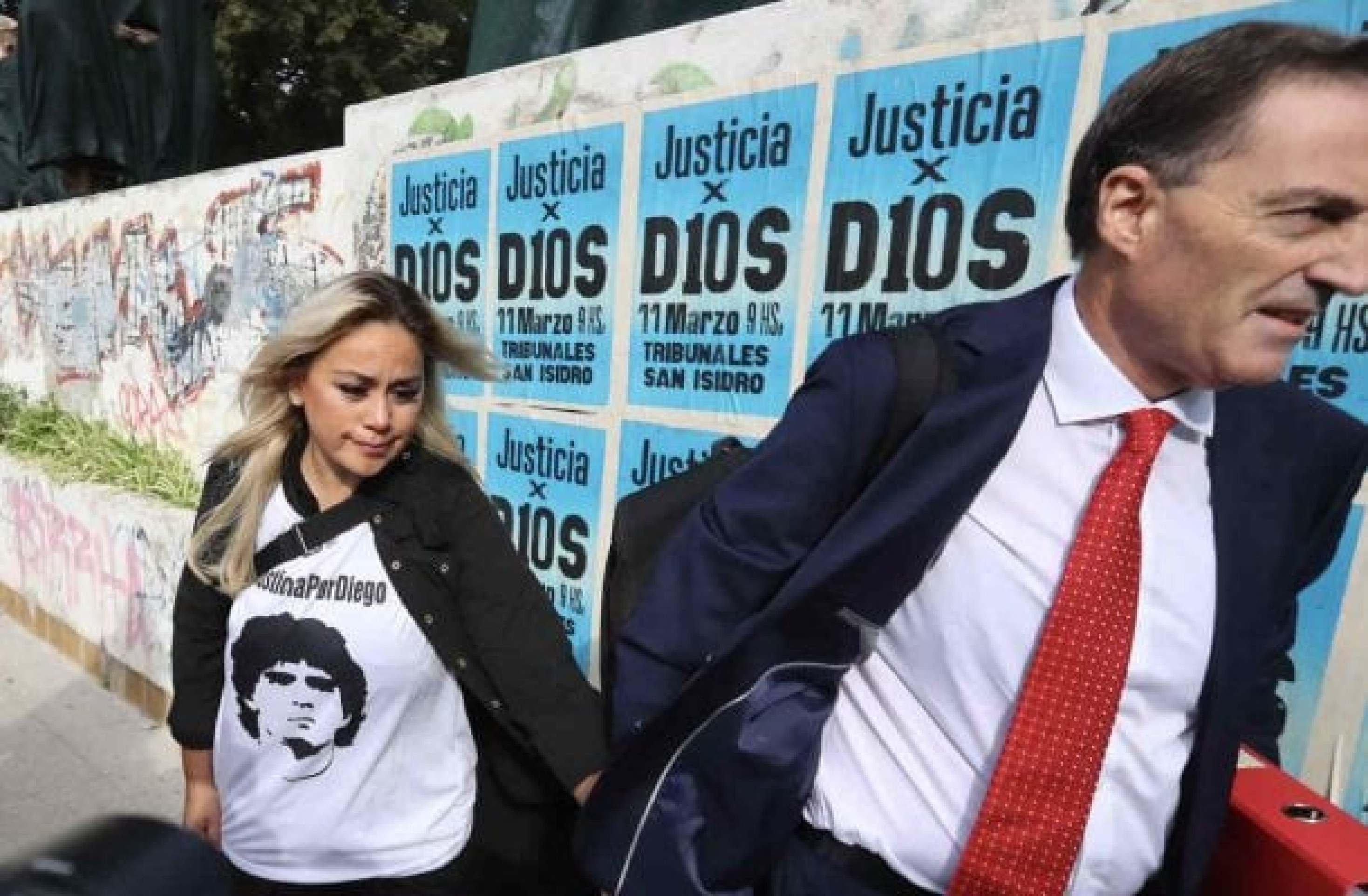 Mensagem exposta por ex-mulher sugere relação íntima de Maradona com médica acusada de homicídio