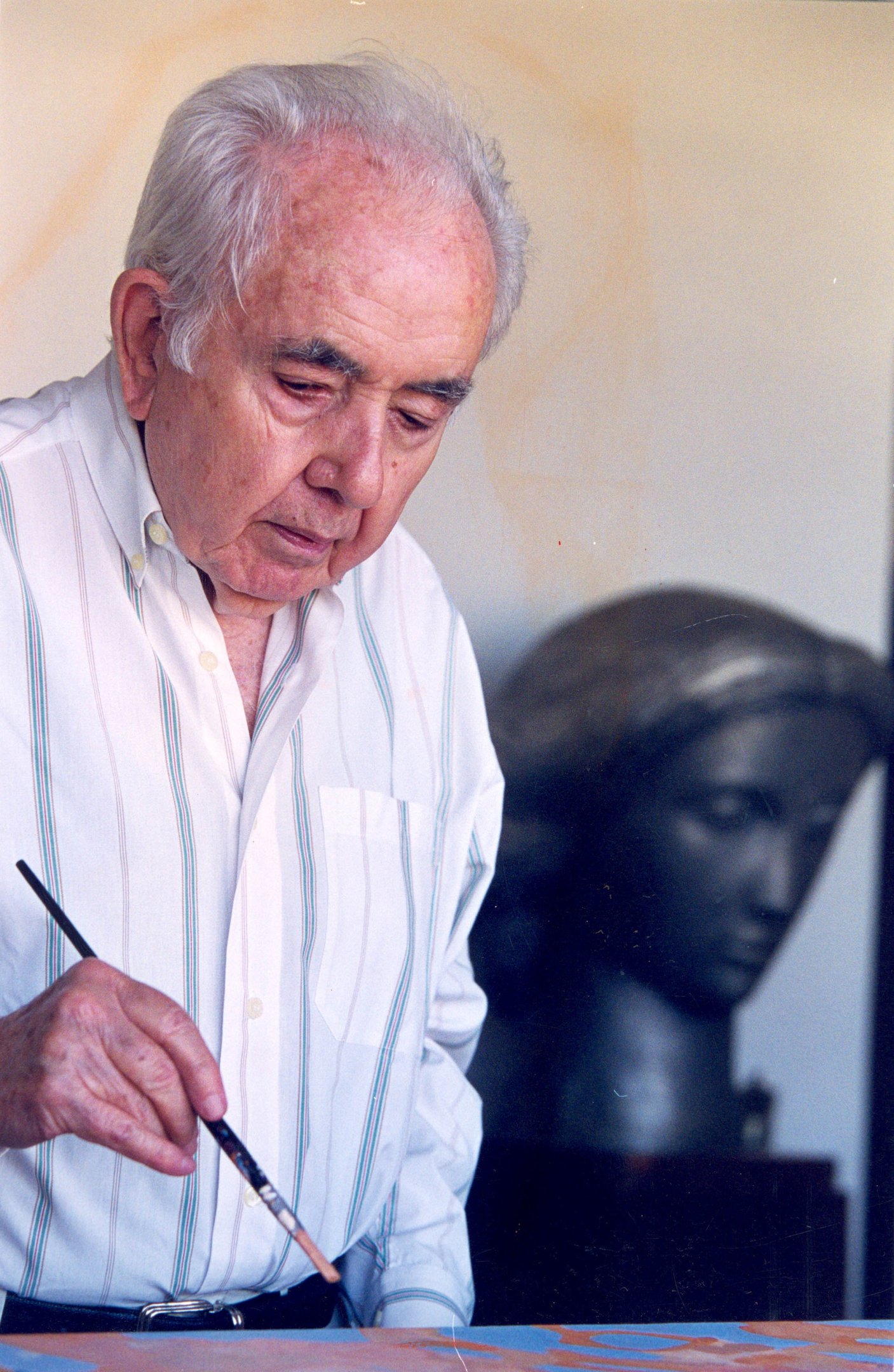  26/06/2000. Crédito: Beto Barata/CB/D.A Press. Brasil. Brasília - DF. O artista plástico Athos Bulcão faz pintura em tela.       Caption 
